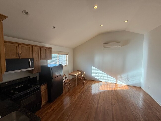 Building Photo - 1 bed, 1 bath Guest unit in Woodland Hills