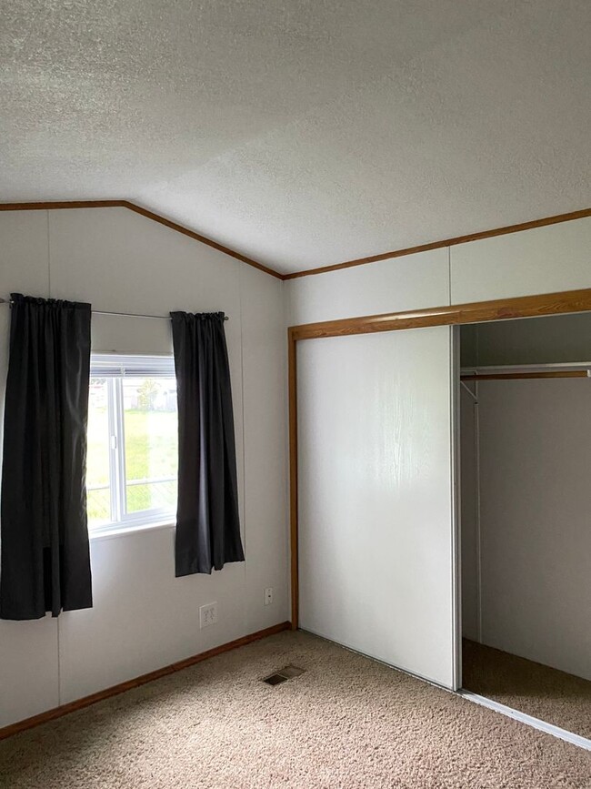 Building Photo - Two Bedroom 1 Bath Mobile