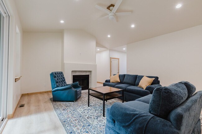 Building Photo - Beautiful New Construction Mountain Retreat