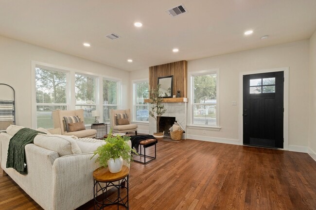 Building Photo - 918 Front St