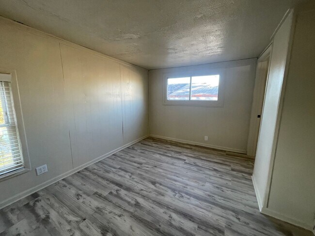 Building Photo - Warm & Spacious 4-Bedroom Single Family Ho...