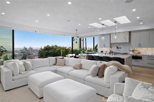 Building Photo - 807 N Paulina Ave