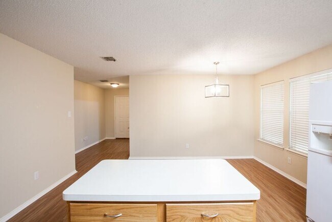 Building Photo - 1118 Water Oak Way