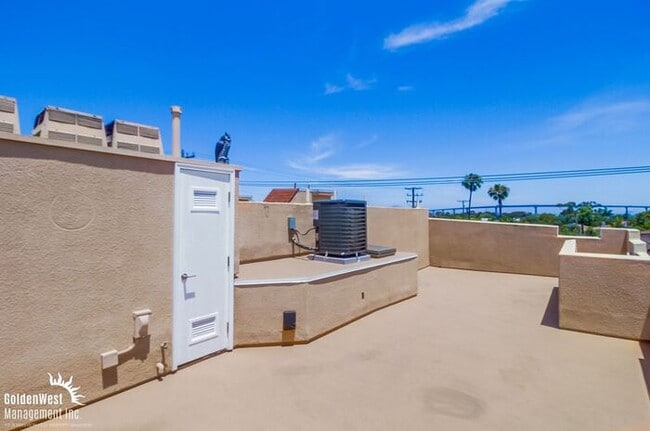 Building Photo - Modern 2Bdm 2.5Ba Town-home with Rooftop D...