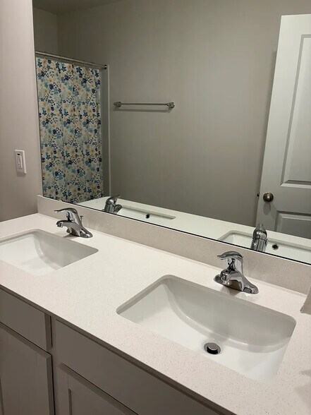 Building Photo - Room in House on Moore Crk Dr