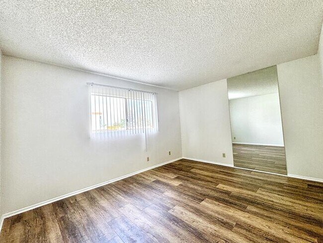 Building Photo - Lovely 2-Bed, 2-Bath Condo with Great Loca...