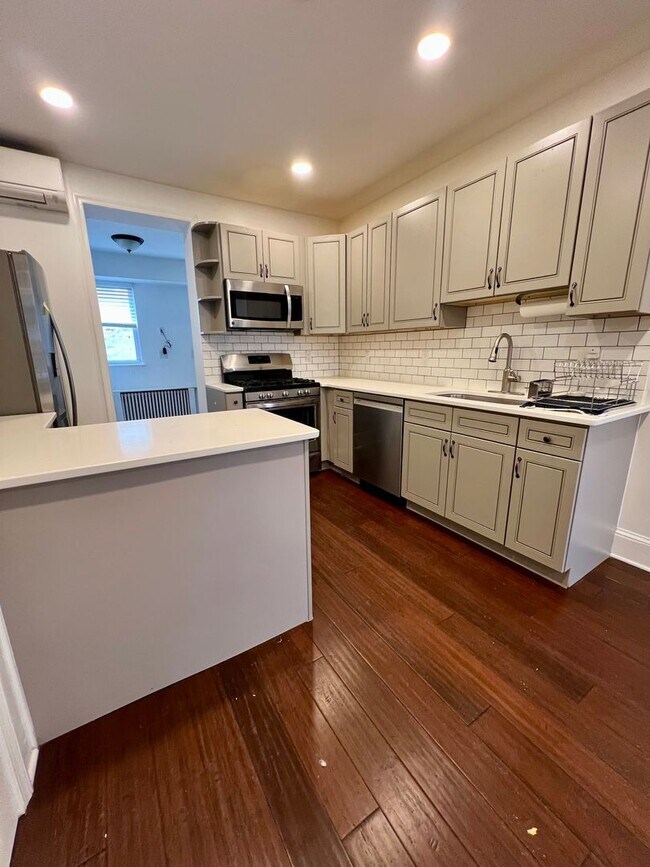 Building Photo - Stunning 4-Bedroom Townhome in the Heart of Fishtown! Available NOW!