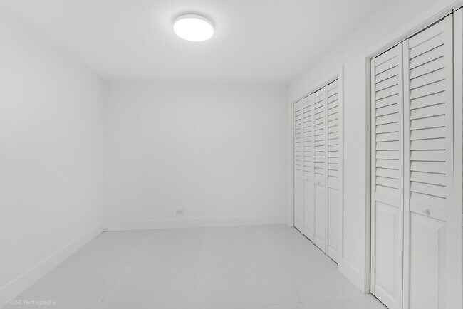 Building Photo - 6039 Collins Ave