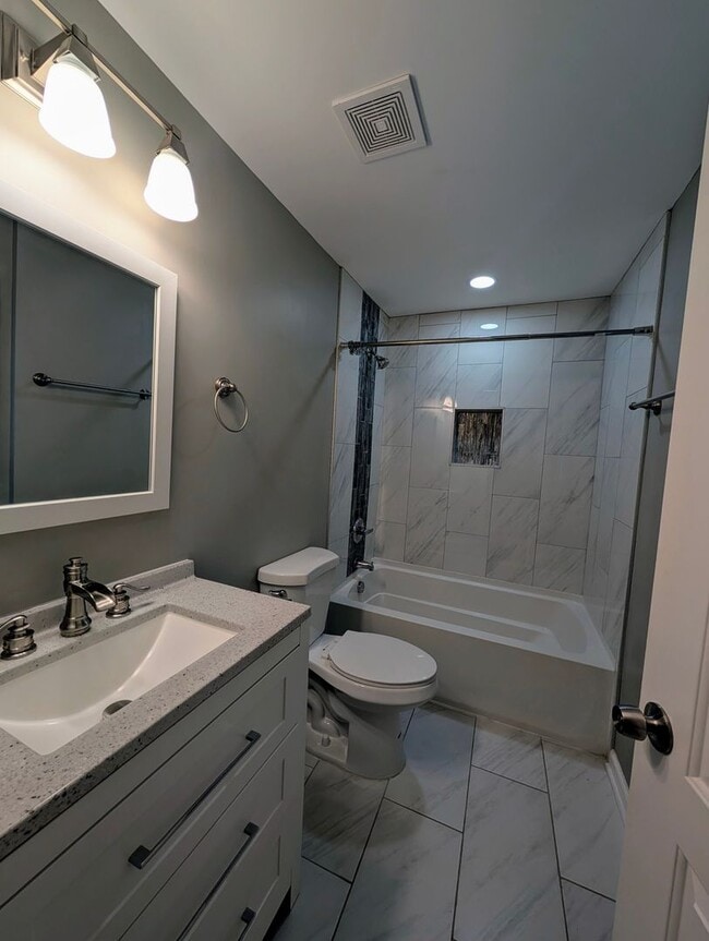 Building Photo - 3 bedroom 2 bath Single Home