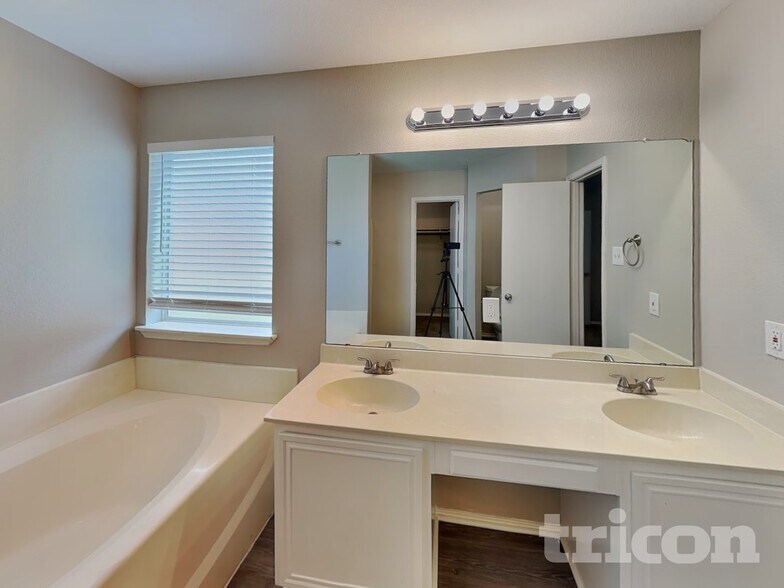 Building Photo - 1563 Nottingham Dr