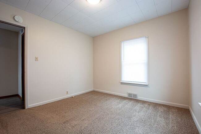 Building Photo - 2 Bedroom / 1 Bath Home in Carter Lake!