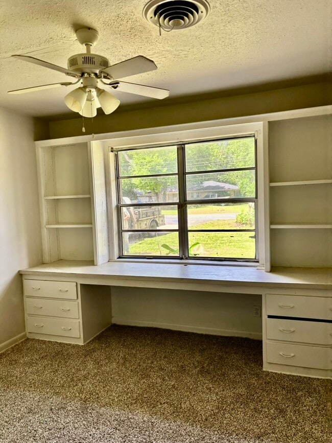 Building Photo - 1308 Parkview Dr