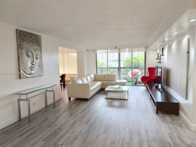 Building Photo - 3500 Mystic Pointe Dr