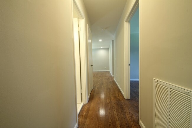 Building Photo - 4736 Monmouth Dr