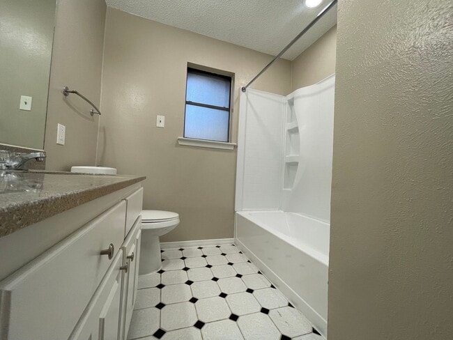 Building Photo - AVAILABLE NOW 3 BEDROOM 2 BATH HOME IN BUR...