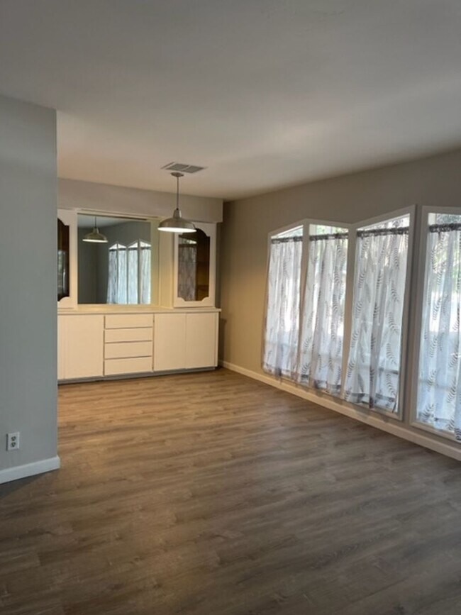 Building Photo - 2675 Sunset Dr