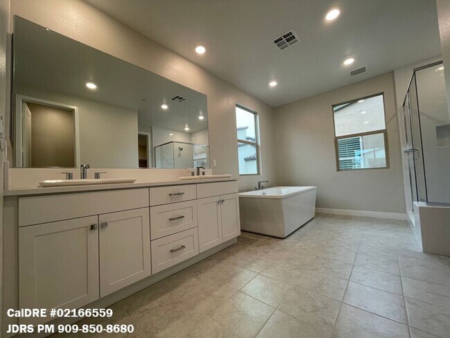 Building Photo - Lake Forest 3 Bedroom Home