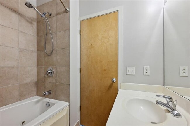 Building Photo - 1294 Fernwood Cir NE