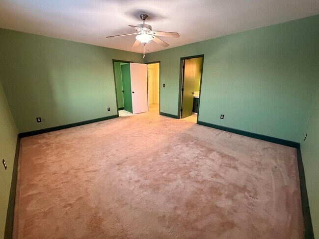 Building Photo - Large (5) bedroom home in a well established Anchorage neighborhood!