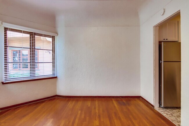 Building Photo - Charming Top Floor 1-Bedroom Apartment in ...