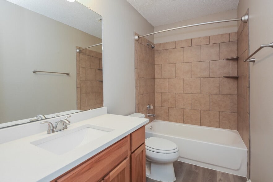 Building Photo - 2124 Creek Royal Dr