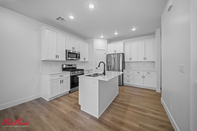 Building Photo - 3 Bedroom Townhome in Desert Color