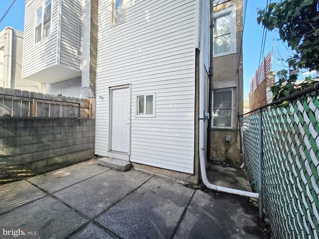 Building Photo - 1910 Sigel St