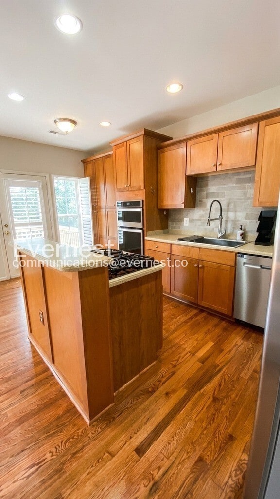 Building Photo - 1302 Wilcox Ave