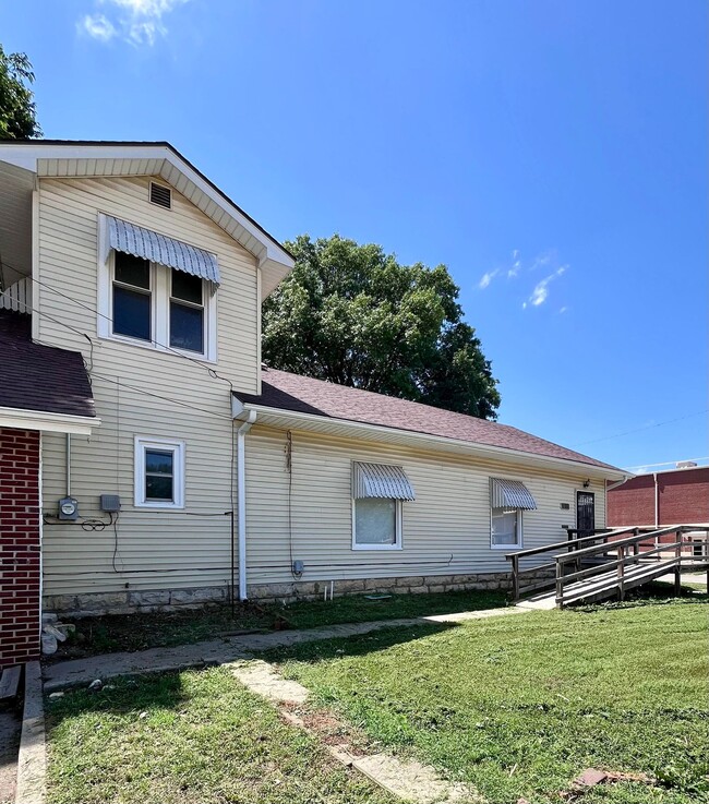 Building Photo - 315 W Pine Ave