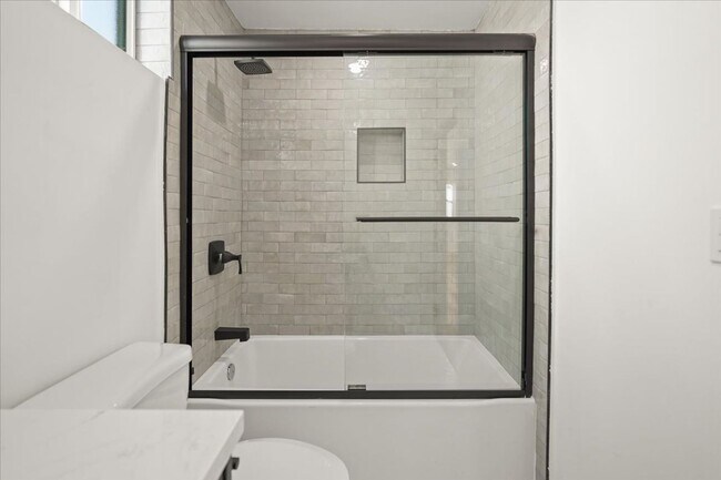 Building Photo - 910 N Hudson Ave