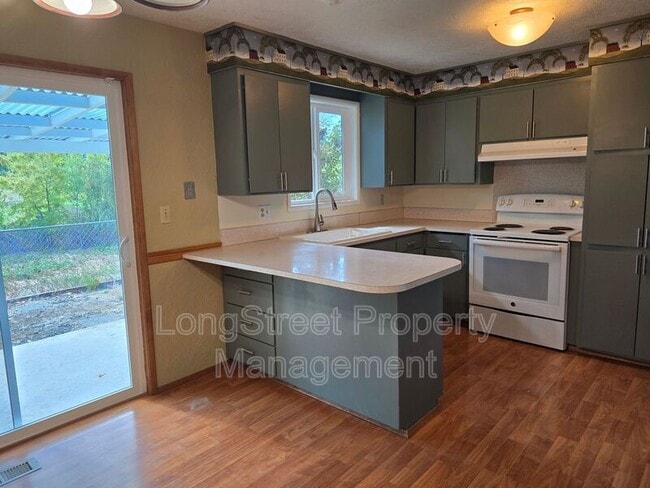 Building Photo - 2550 NE Seavy Cir