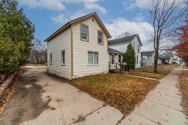 Building Photo - Updated 3-Bedroom Townhouse-Style Duplex with Modern Kitchen & Bath – Pets Welcome!