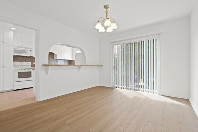 Interior Photo - 1037 10th St