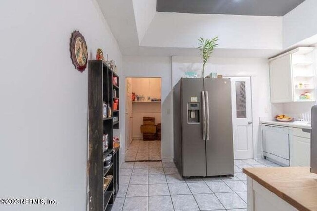 Building Photo - 440 E 6th St