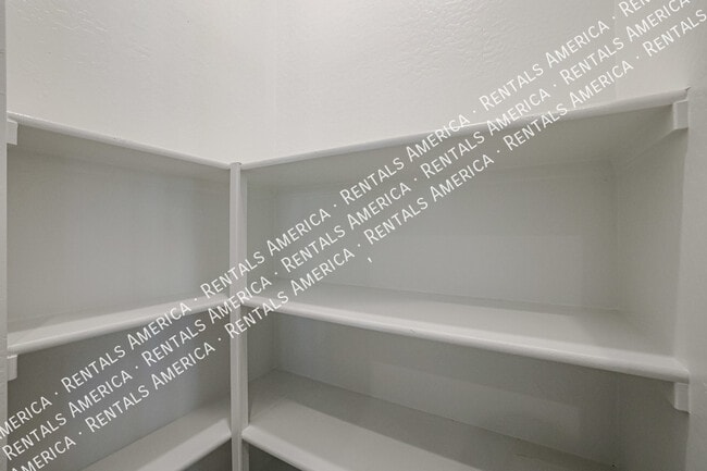 Building Photo - Desirable Community of Arabella