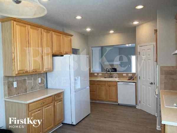 Building Photo - 22640 E River Chase Way