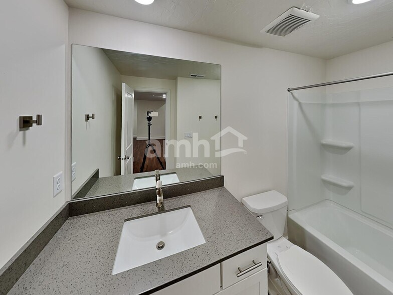 Building Photo - 6578 Old Forest Dr