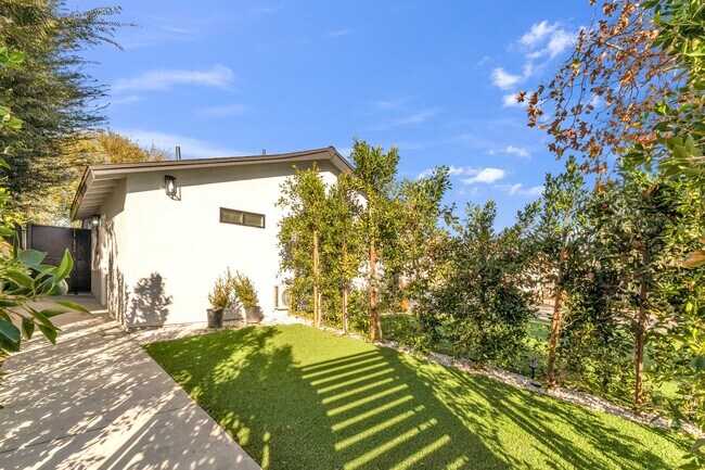 Building Photo - 14753 Hartland St