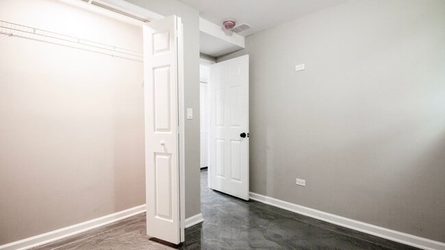 Building Photo - Amazing 4-bed Duplex by UIC