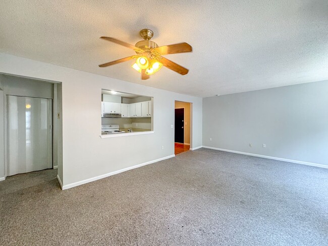 Building Photo - Large 2-Bed/1-Bath w/ Private Balcony & In...