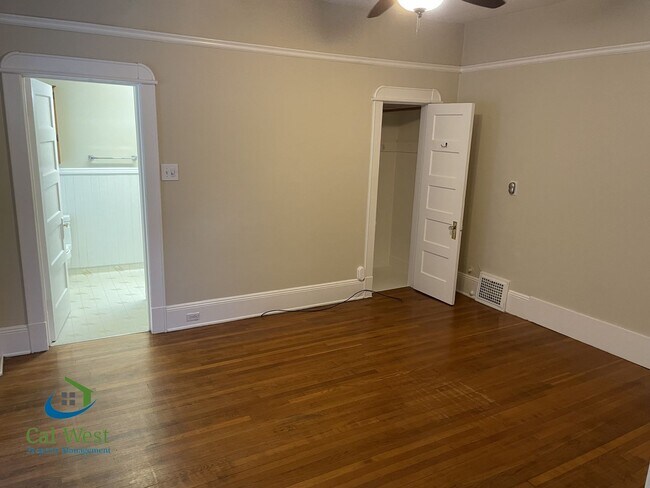Building Photo - $2595 - 1Bed 1Bath Beautiful Duplex on a Tree Lined Street in the Rose Garden Area!