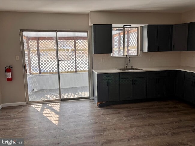 Building Photo - 1228 Heddon Ave