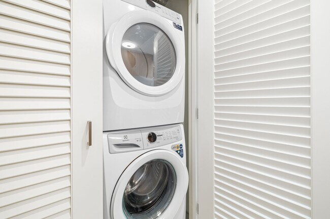 Building Photo - 2323