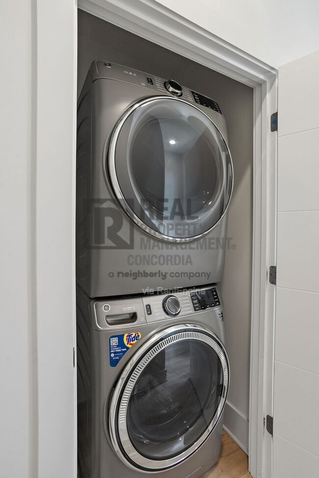 Building Photo - 1242 2nd Ave S