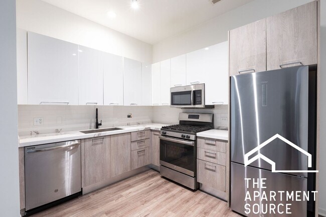 Building Photo - South Loop 3 bed 2 bath -- Updated Kitchen, HUGE Floorplan