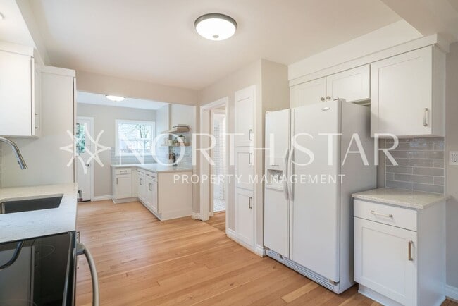 Building Photo - Newly Remodeled Lake Oswego Cottage With Lake Access.