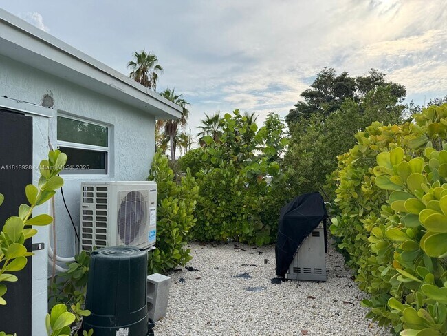 Building Photo - 1301 Grouper Dr
