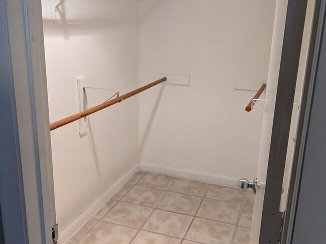 Building Photo - "Chic & Spacious 1-Bedroom Retreat with Gr...