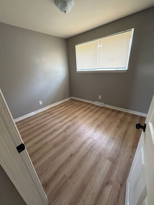 Building Photo - 9723 Portage Dr