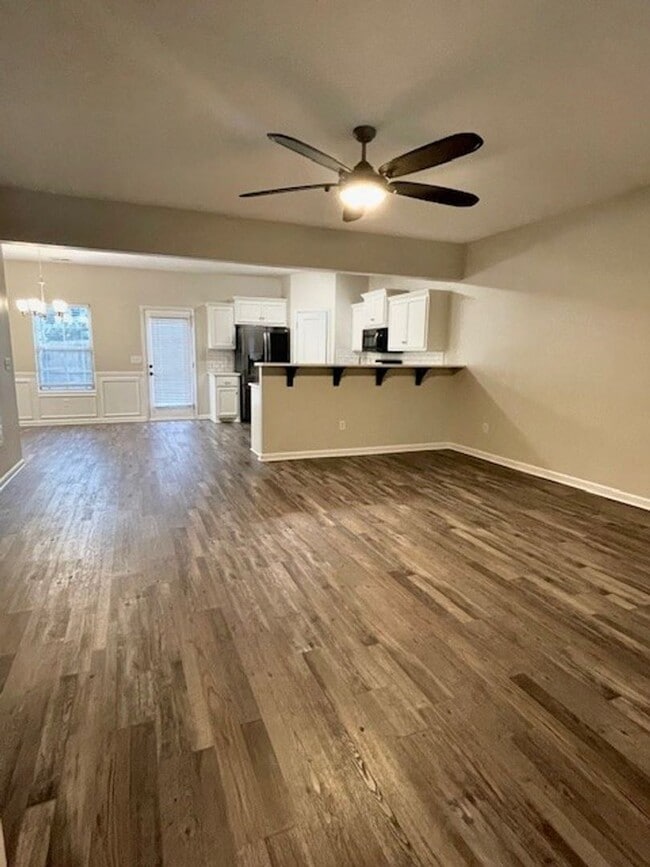 Building Photo - End-Unit 3 bedroom Townhome, 1/2 OFF first month rent for June!